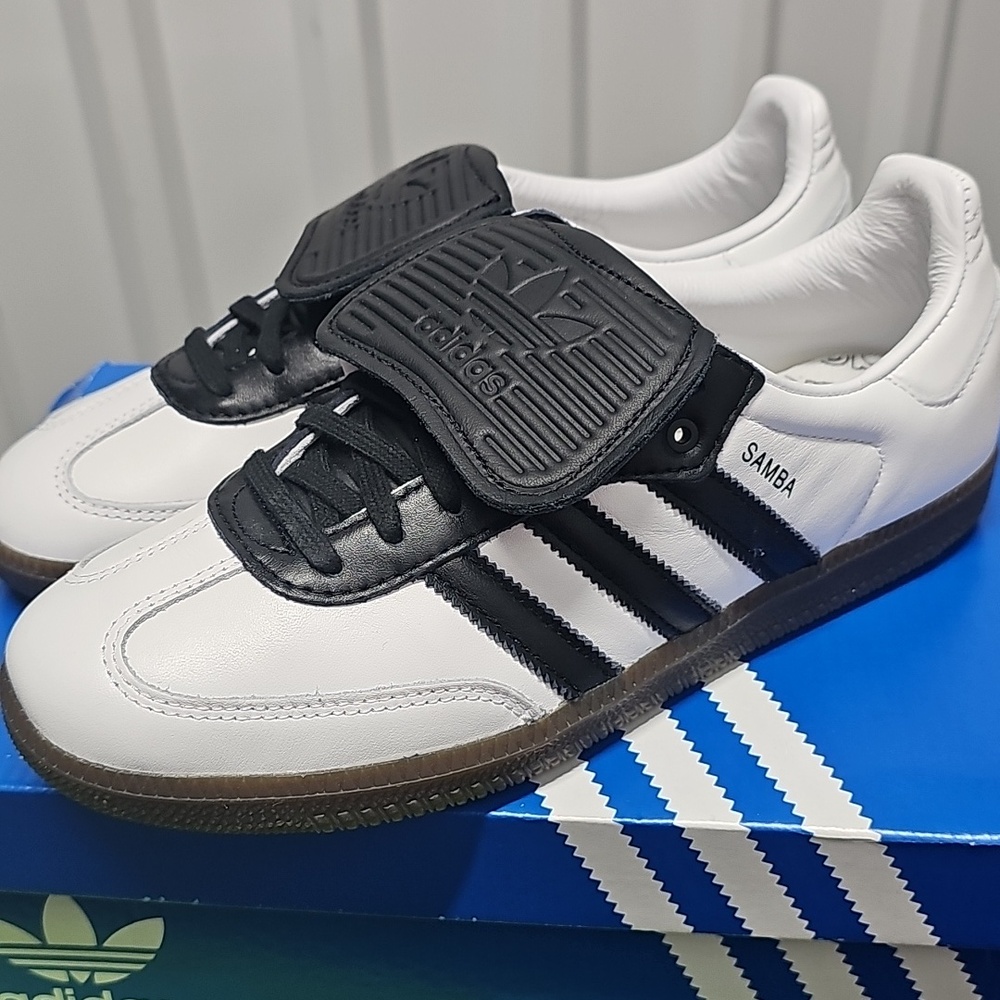 BNWT Adidas Samba 8W/ 7M  White Black Leather Sneakers with Gum Outsole